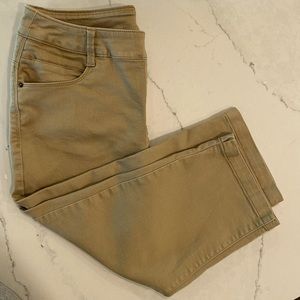 Ladies Capris Jeans Size 4/6 Tan